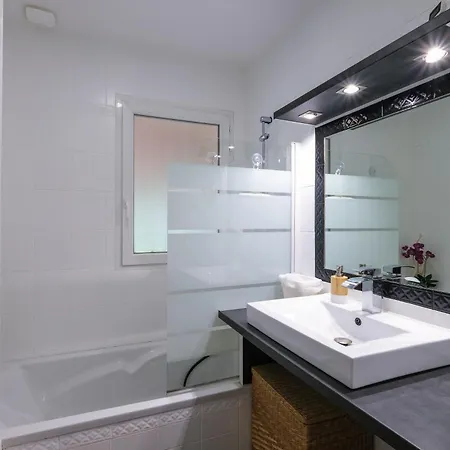 Дом отдыха Le Logis De - Maison Climatisee Piscine *