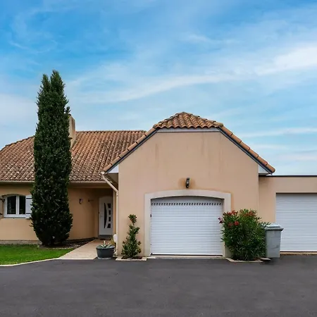 Дом отдыха Le Logis De - Maison Climatisee Piscine *