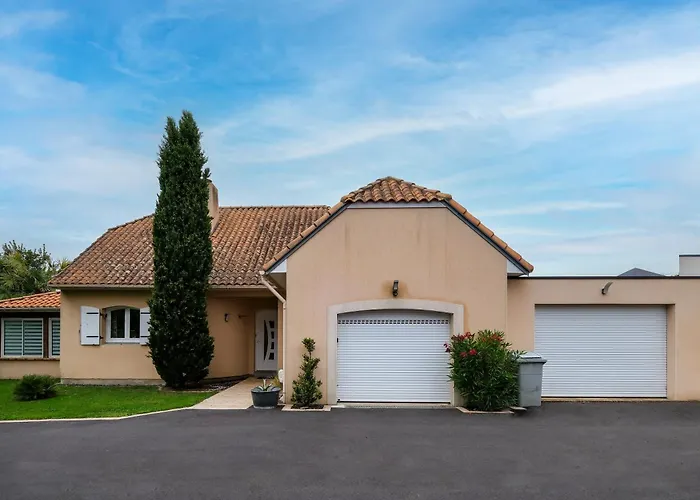Holiday home Le Logis De - Maison Climatisee Piscine *
